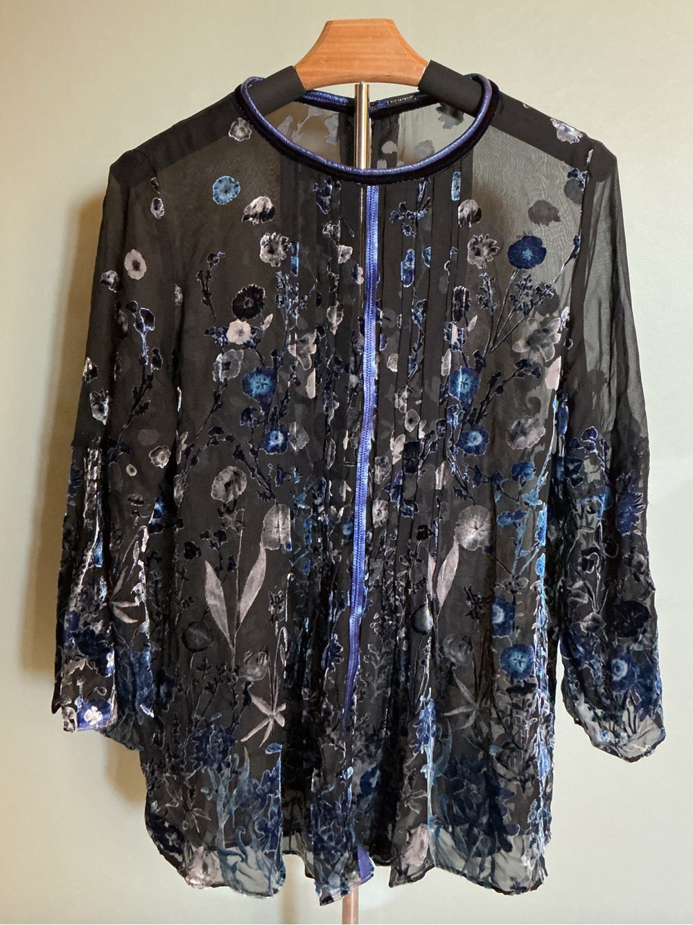 Elie Tahari Floral Embroidered Blouse - Blue Accents Size Medium